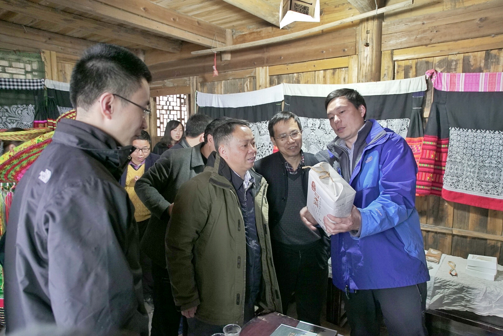 李飞龙副县长为大家介绍项目产品:白水洞大米 李飞龙副县长为大家介绍项目产品:白水洞大米