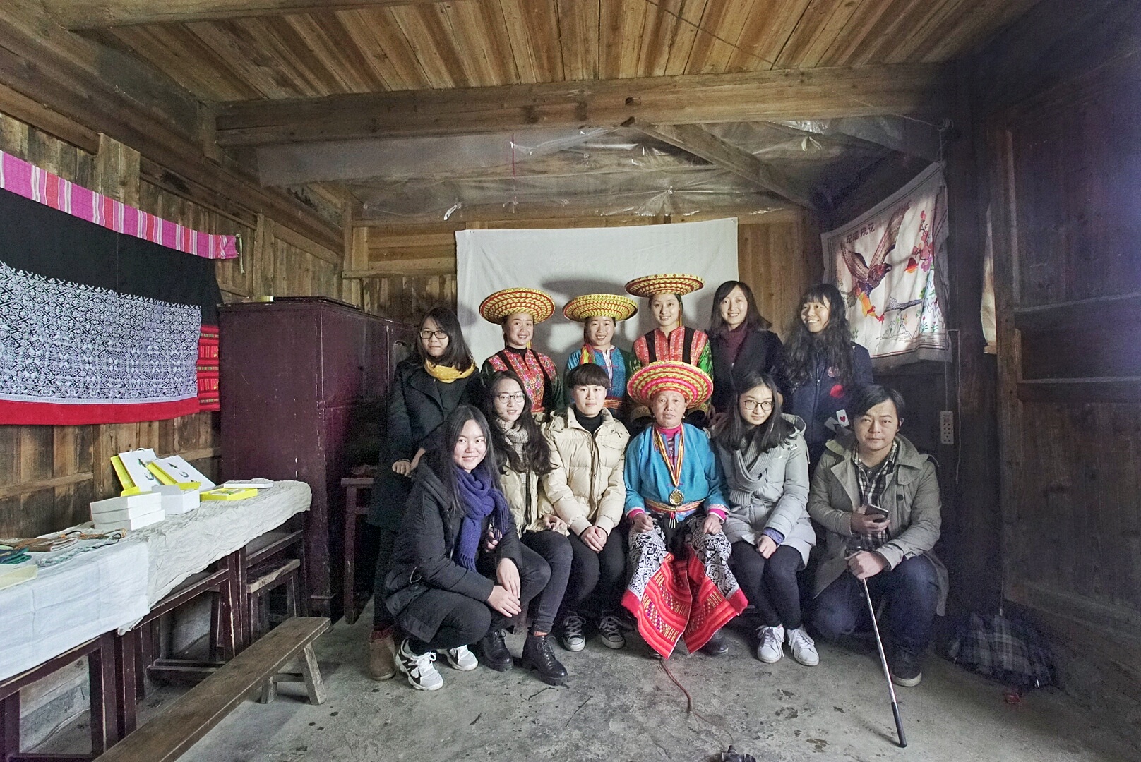 我院花瑶花工作营部分师生与绣娘合影 我院花瑶花工作营部分师生与绣娘合影